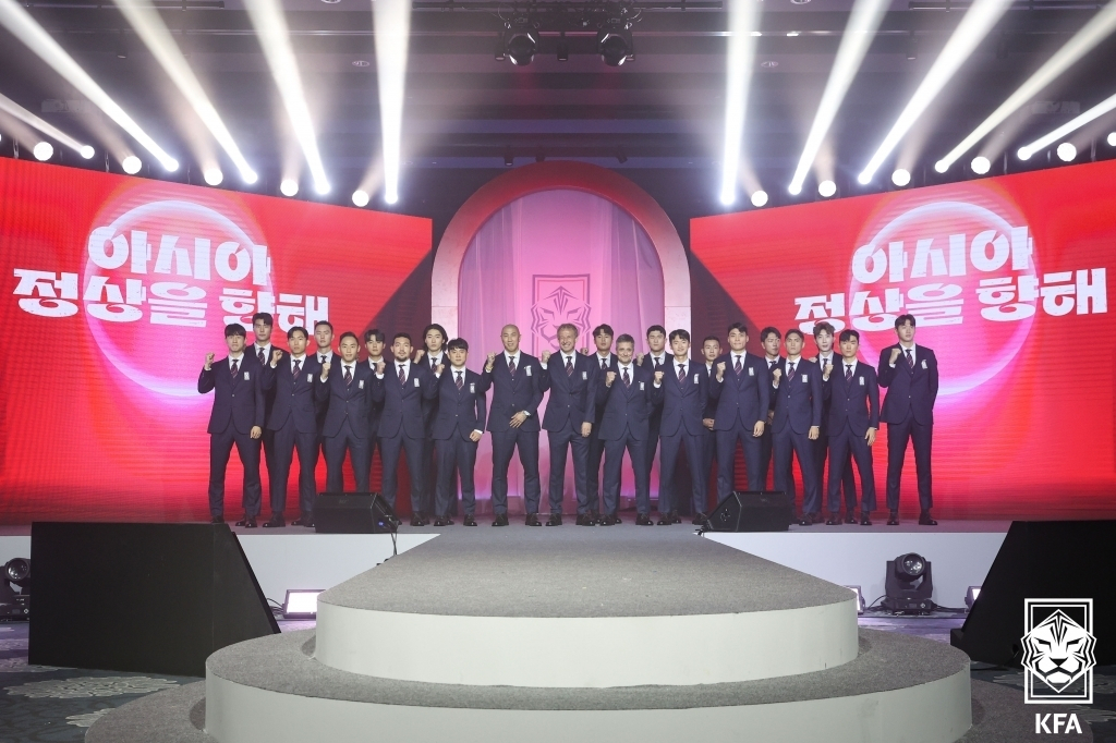 Members of the South Korean men's national football team participating in the Asian Football Confederation Asian Cup pose for photos during the Korea Football Association (KFA) Awards ceremony in Seoul on Tue. in this photo provided by the KFA. (Yonhap)