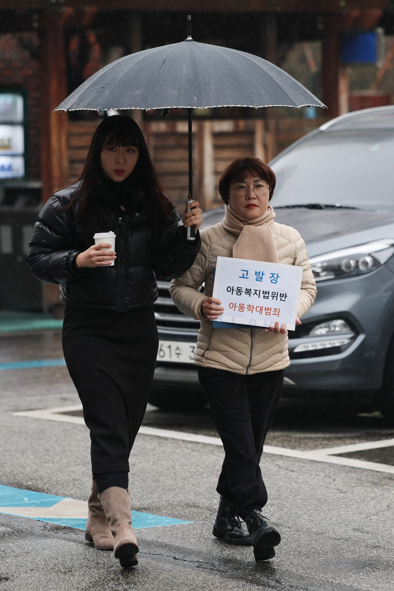 Members of the Korea Child Abuse Prevention Association head to the Seoul Yeungdeungpo Police Station on Wednesday to file a complaint of child abuse against a woman who allegedly blackmailed late actor Lee Sun-kyun. (Yonhap)