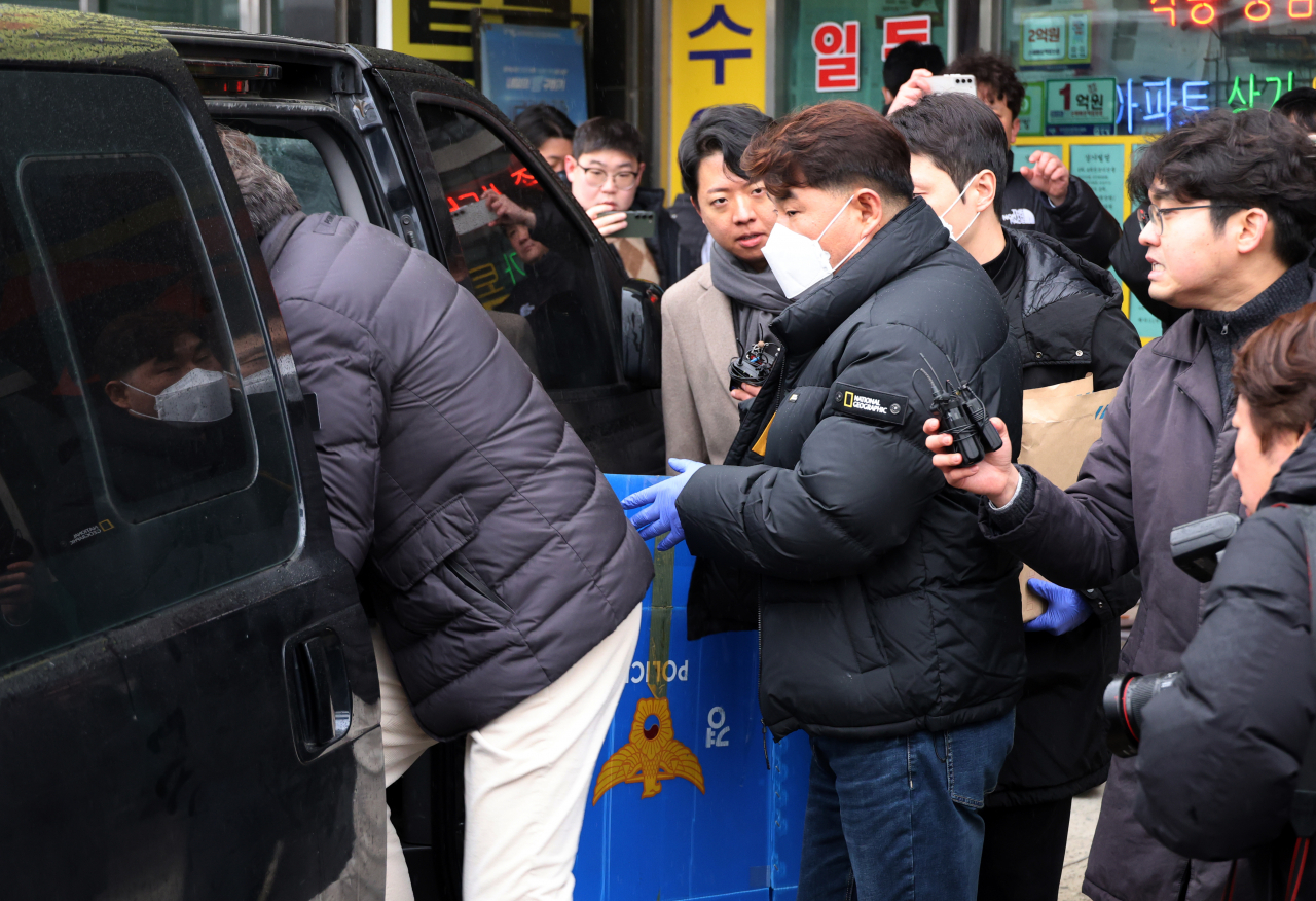 Officers from the Busan Metropolitan Police Agency leave after conducting a search and seizure operation at an office in Asan, South Chungcheong Province, Wednesday. The office was the workplace of the suspect in the stabbing of opposition leader Lee Jae-myung during the politician's visit to Busan on Tuesday. (Yonhap)