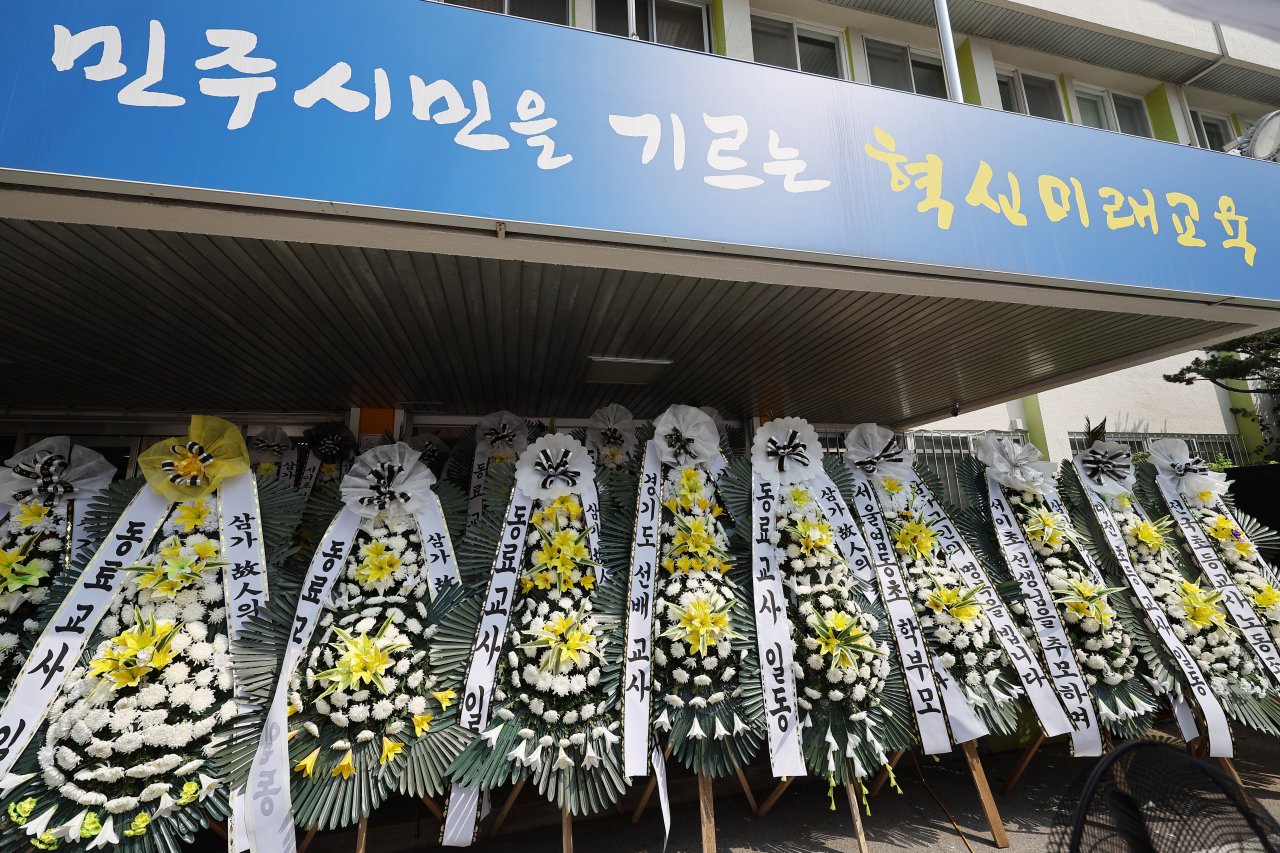 This file photo shows an altar paying tribute to the 23-year-old teacher at Seoi Elementary School in Seoul who died in an apparent suicide after being bombarded by complaints from students' parents. (Yonhap)