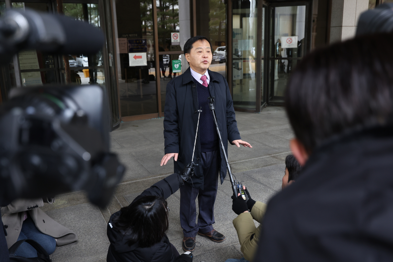 Koo Bon-chang, operator of the Bad Fathers website, answers questions from a group of reporters in front of the Supreme Court in Seoul, Thursday. (Yonhap)