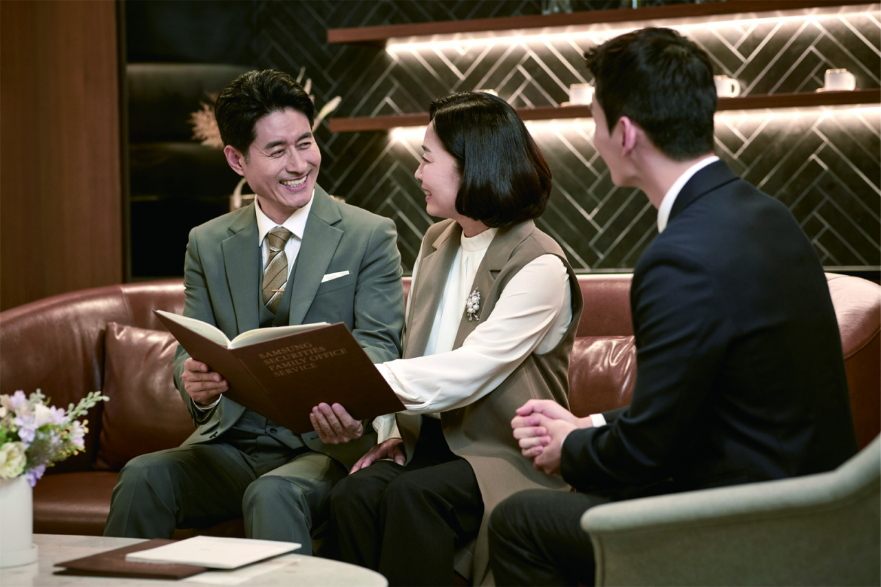 Samsung Securities employee consulting with clients. (Samsung Securities)