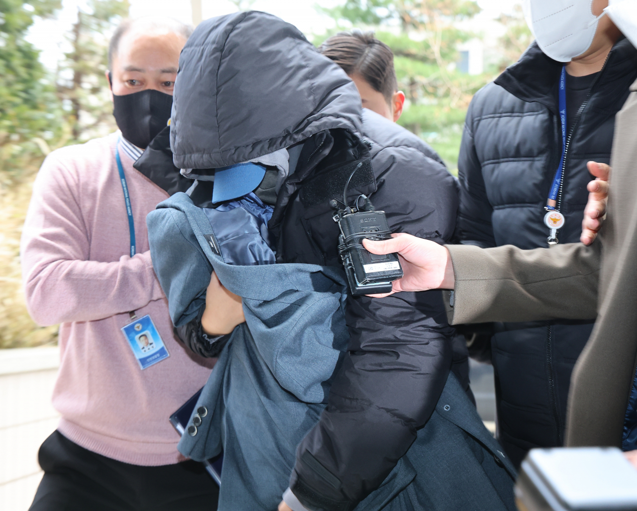 A woman suspected of blackmailing the late actor Lee Sun-kyun arrives at Incheon District Court on Dec. 28, 2023. (Yonhap)
