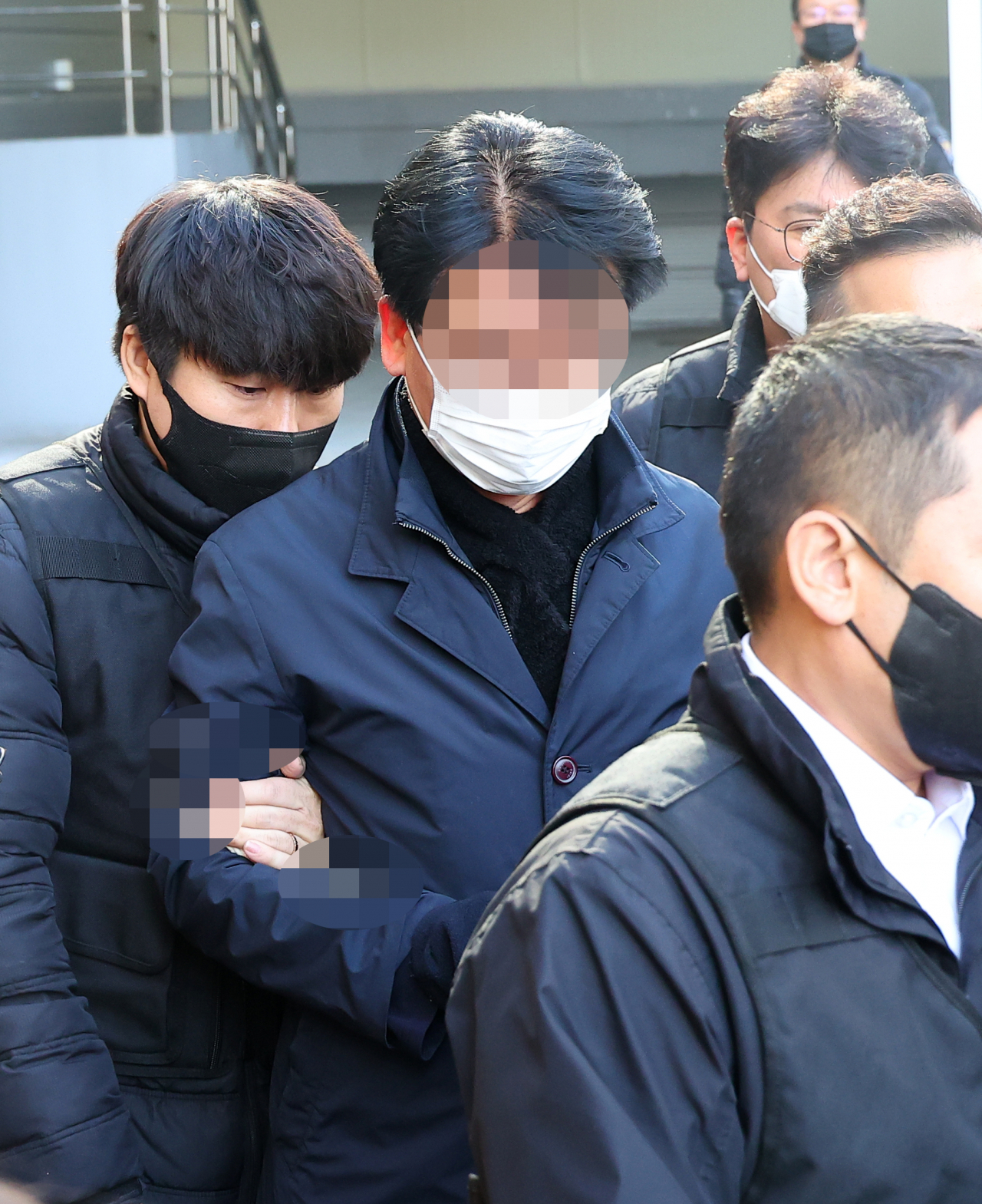 The 67-year-old suspect who stabbed main opposition leader Lee Jae-myung is taken from the Busan Metropolitan Police Agency in Busan on Thursday to attend a review of his arrest warrant at Busan District Court. (Yonhap)