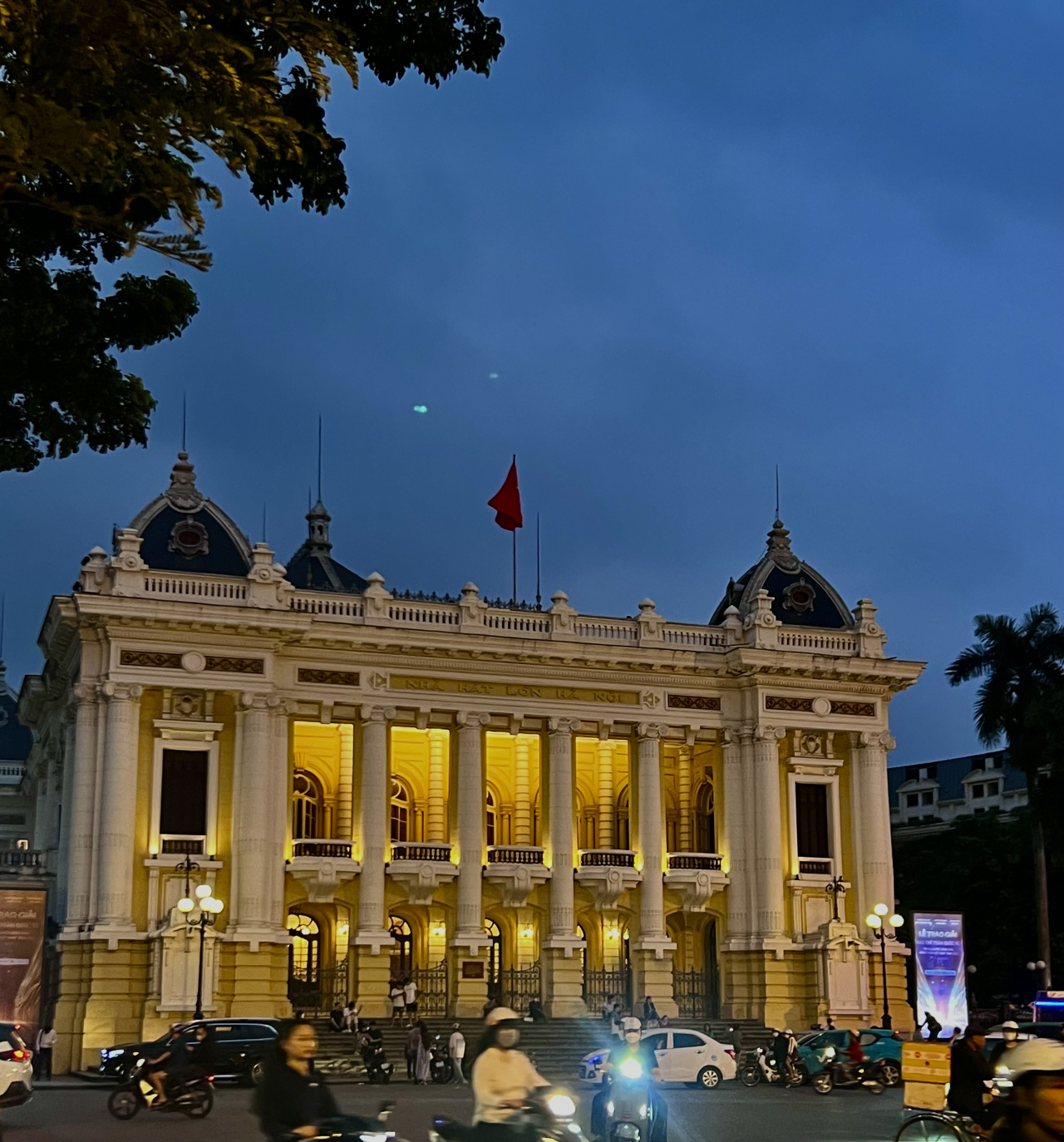 Night view of the Hanoi Opera House (Park Jun-hee/The Korea Herald)