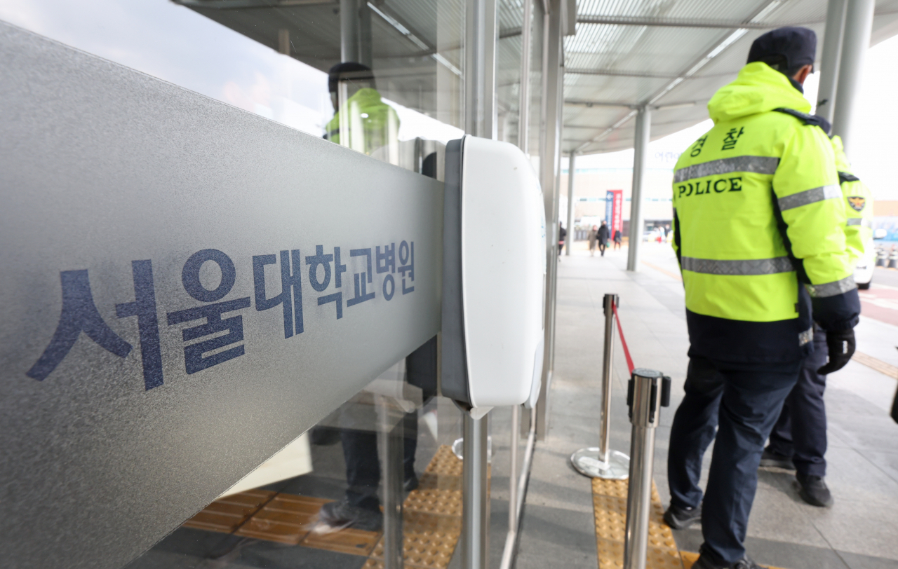 Police officers on Thursday stand guard outside Seoul National University Hospital, where main opposition leader Lee Jae-myung has been admitted. (Yonhap)