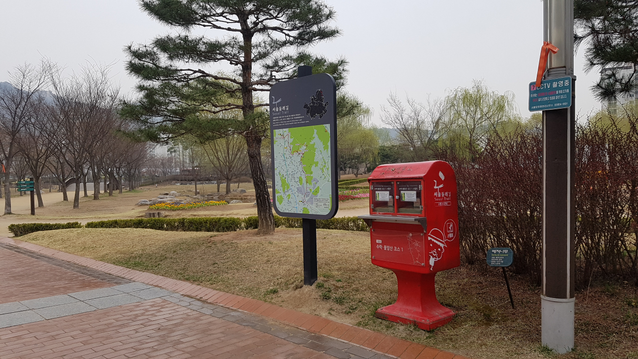 A red stamp box is positioned along Seoul Dullegil's Suraksan-Buramsan course. (Seoul Metropolitan Government)