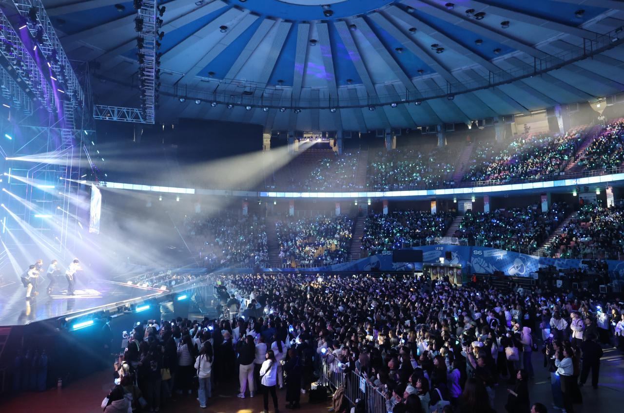 The audience enjoys a K-pop concert at the Seoul Sports Complex in Jamsil, southern Seoul on Dec. 10, 2023. (Yonhap)