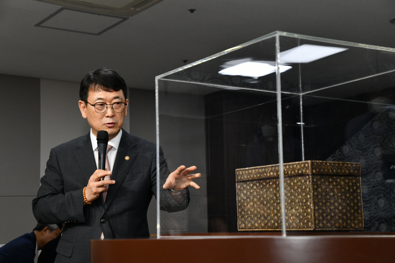Choi Eung-chon, head of the Cultural Heritage Administration, discusses the repatriation from Japan of a lacquered mother-of-pearl box inlaid with chrysanthemum and vine scrolls at the National Palace Museum of Korea on Sept. 6, 2023. (CHA)