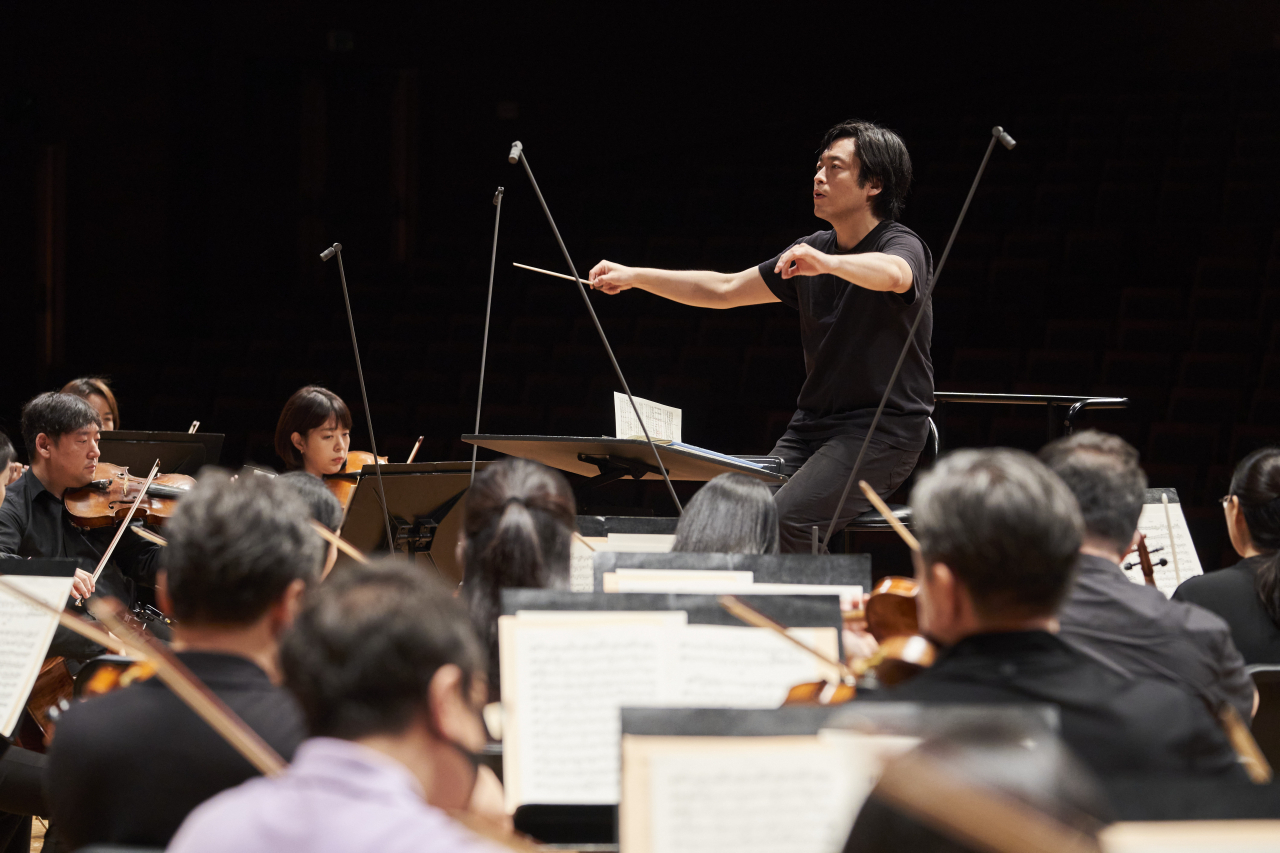 Pianist and conductor Kim Sun-wook leads a rehearsal with the Gyeonggi Philharmonic Orchestra in this undated photo. (GPO)