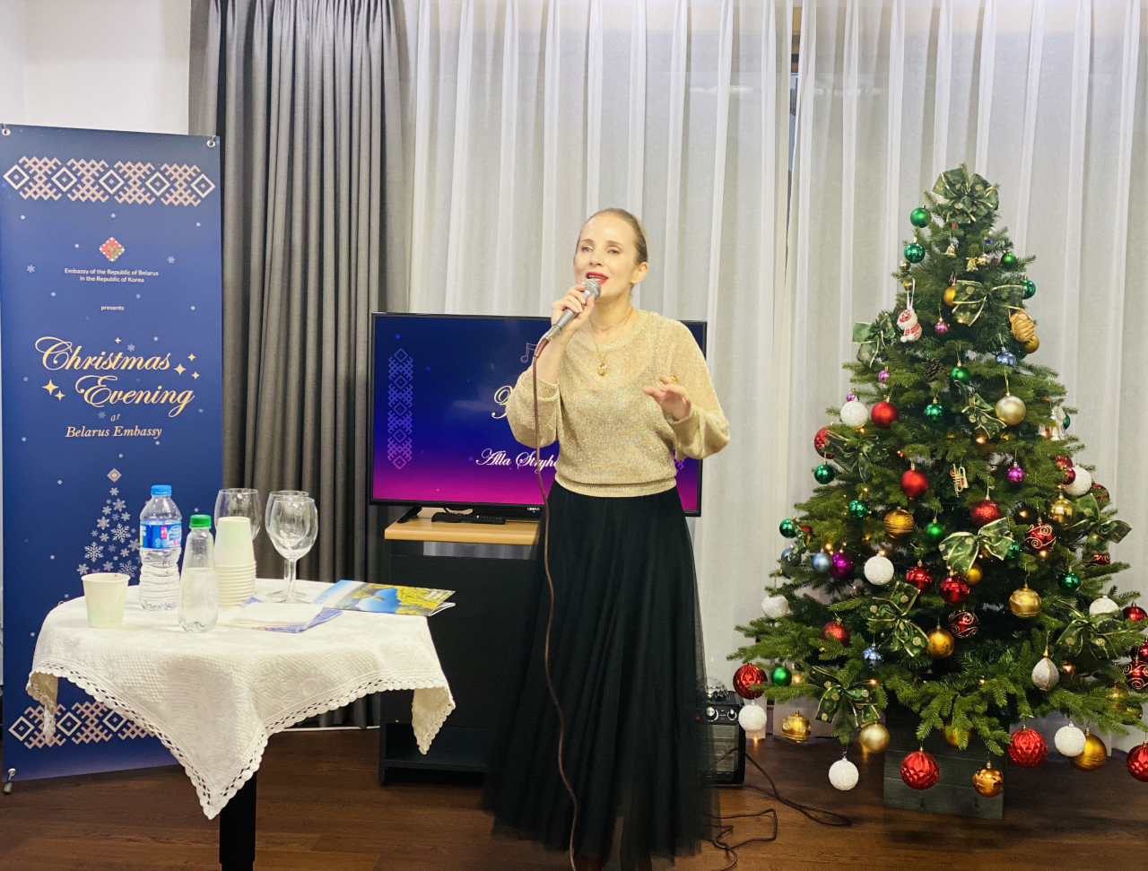 A Belarusian artist performs a song during orthodox Christmas celebrations at Embassy of Belarus in Yongsan-gu, Seoul on Friday. (Belarusian Embassy in Seoul)