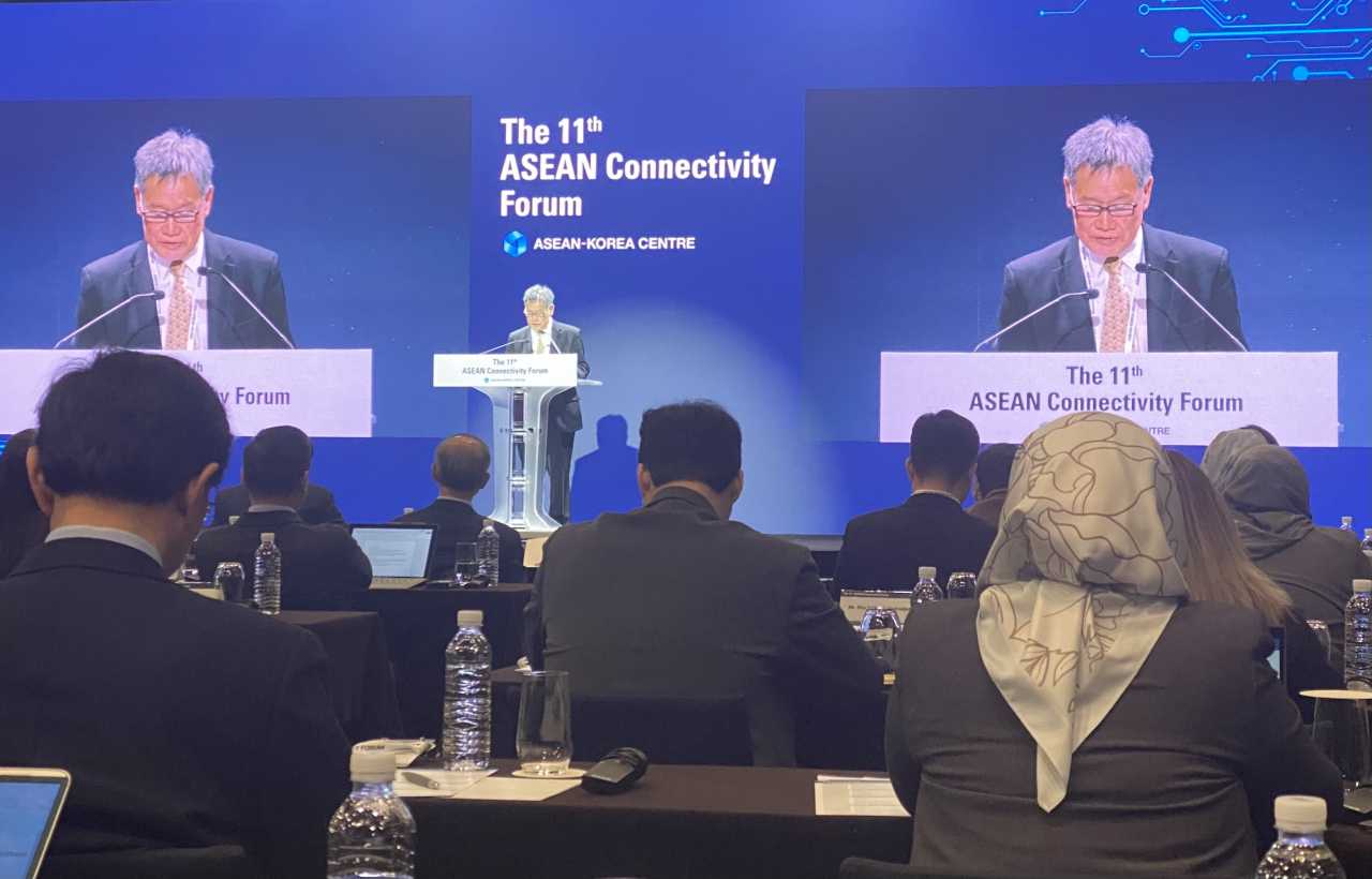 Former Secretary-General of ASEAN Lim Jock Hoi delivers keynote speech at 11th ASEAN Connectivity Forum held at Westin Josun Hotel in Jung-gu, Seoul on Tuesday. (Sanjay Kumar/The Korea Herald)