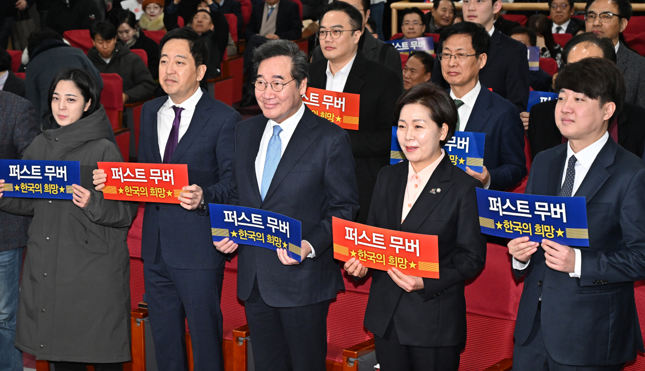 From left: Lee Jun-seok, former leader of the ruling People Power Party; Yang Hyang-ja, leader of the Hope of Korea Party; Lee Nak-yon, former leader of the Democratic Party of Korea and ex-prime minister; Keum Tae-sup, co-leader of the New Party; and Ryu Ho-jeong, a member of the Justic Party, attend a ceremony to celebrate publication of Yang's new book at the National Assembly in Seoul on Tuesday. (Yonhap)