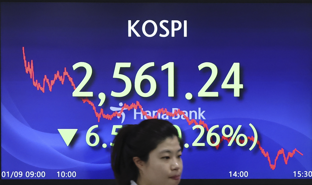 An electronic board showing the Korea Composite Stock Price Index at a dealing room of the Hana Bank headquarters in Seoul on Tuesday. (Yonhap)