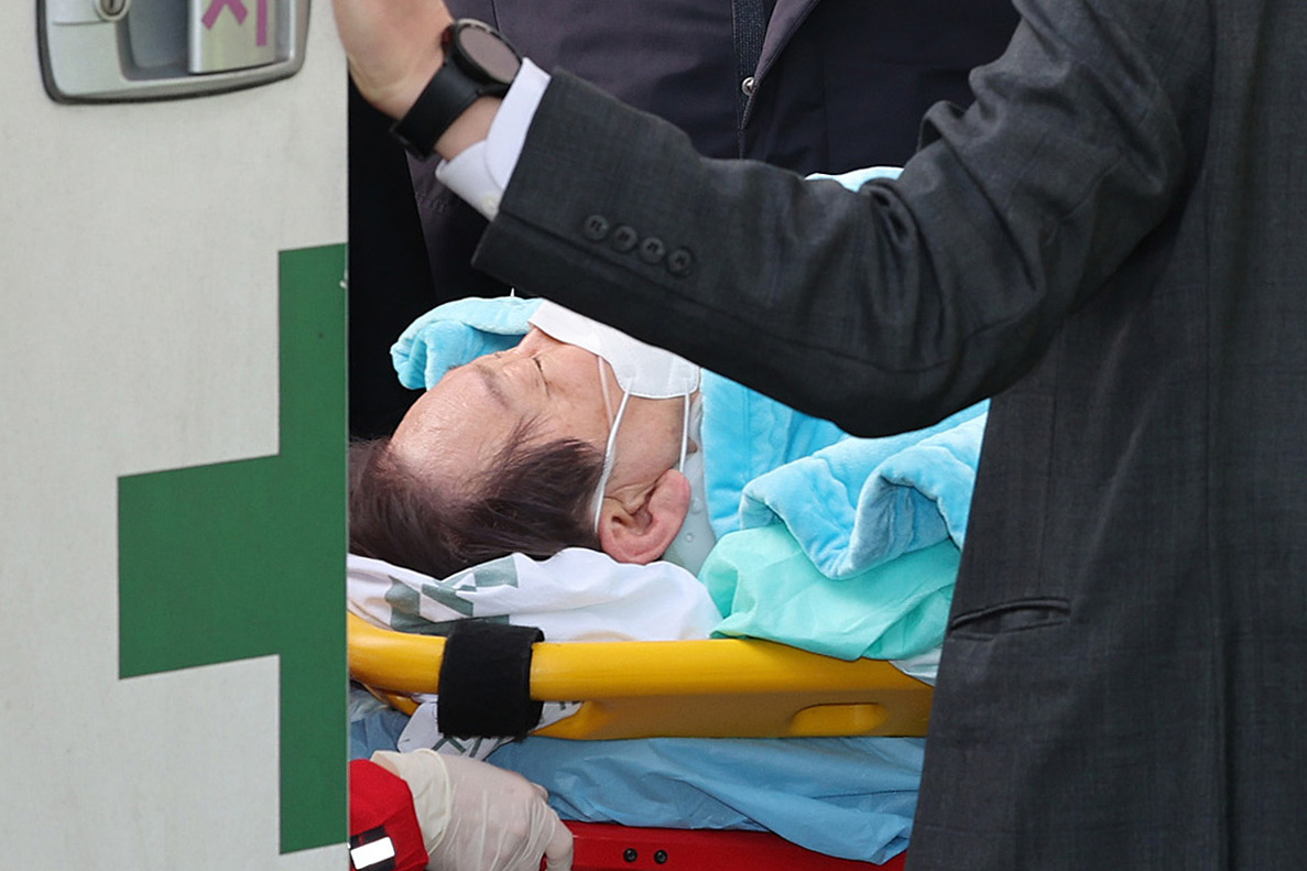 Democratic Party leader Lee Jae-myung is transferred to Seoul National University Hospital after being stabbed during his visit to Busan on Jan. 2. (Yonhap)