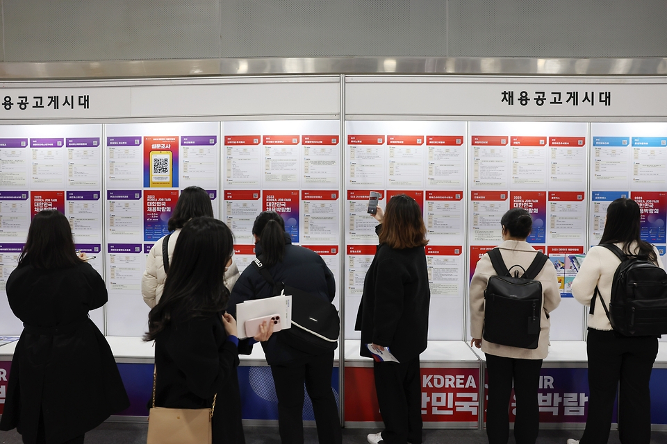 This photo shows jobseekers checking job posts at a job fair on March 2, 2023. (Public Communication Office)