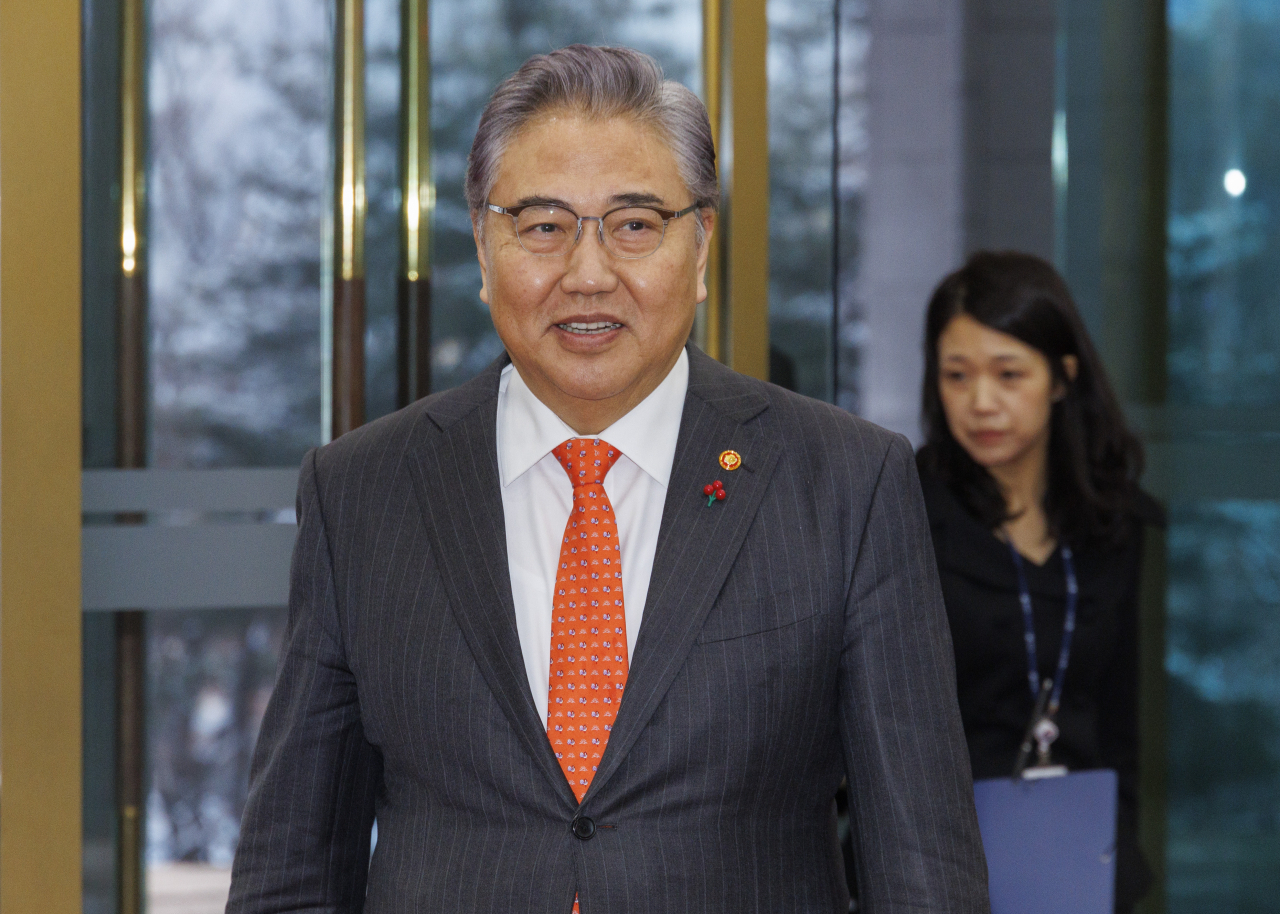 Outgoing Foreign Minister Park Jin enters the ministry to speak to reporters on Jan. 10, 2024, his last day at the office. (Yonhap)