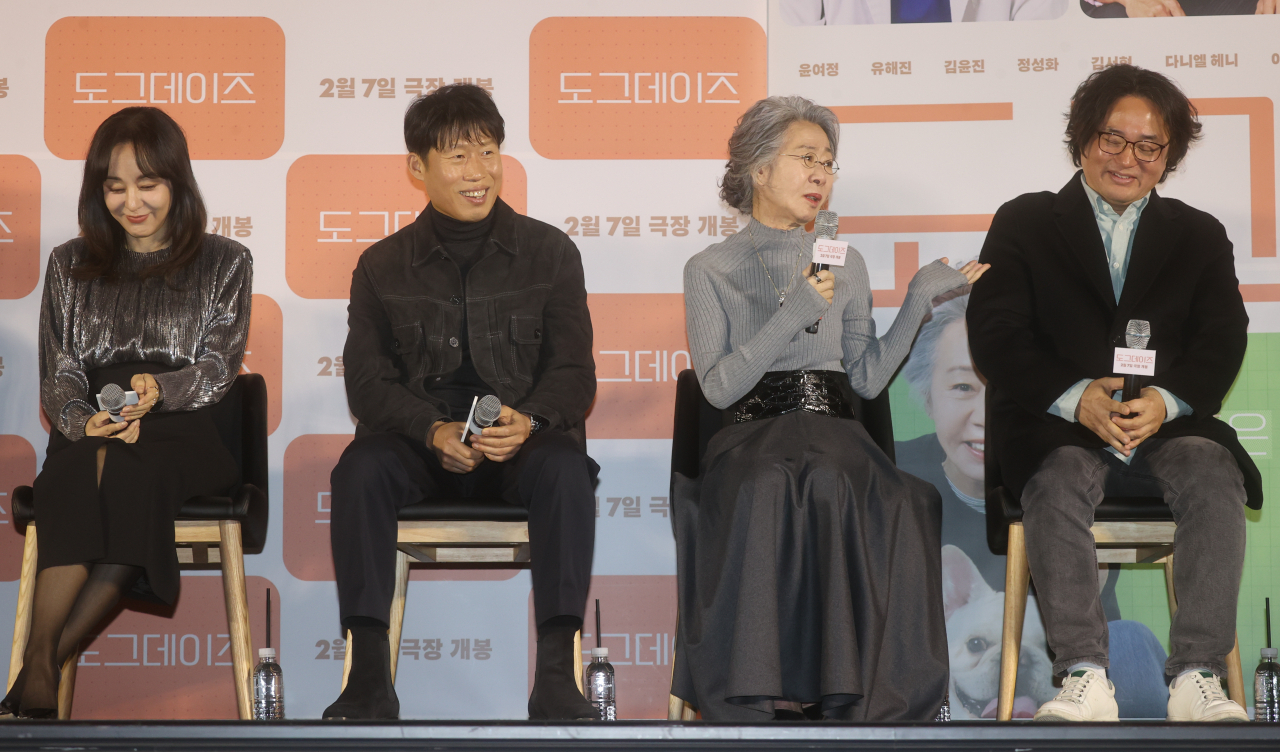 From left: Actor Kim Yun-jin, Yoo Hae-jin, Youn Yuh-jung and director Kim Deok-min of “Dog Days” at a press conference held in CGV Yongsan, Seoul, Wednesday. (Yonhap)