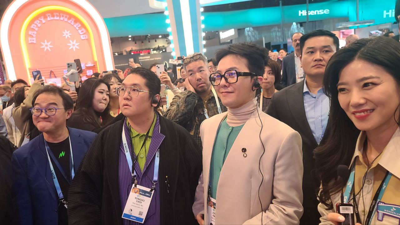 K-pop artist G-Dragon makes a surprise visit to SK Group's exhibition booth at the CES 2024 tech show in Las Vegas on Tuesday. (Jie Ye-eun/The Korea Herald)