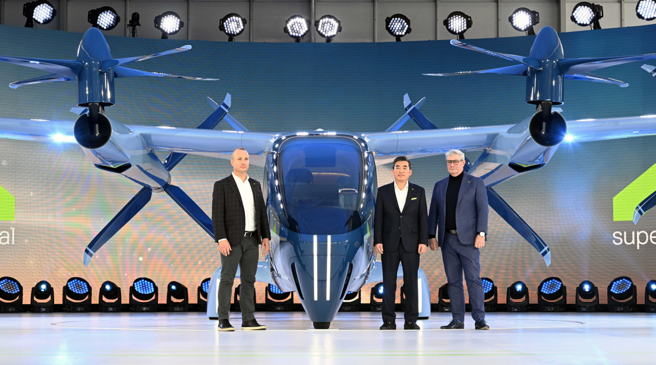 (From left) Ben Diachun, chief technology officer of Supernal; Shin Jai-Won, CEO of Supernal; and Luc Donckerwolke, chief design officer of Hyundai Motor Group, stand before the newly revealed S-A2 eVTOL aircraft at the CES 2024 in Las Vegas on Tuesday. (Hyundai Motor Group)