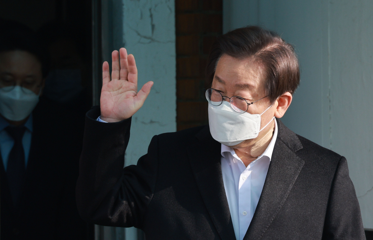 Rep. Lee Jae-myung, leader of the main opposition Democratic Party of Korea, leaves Seoul National University Hospital just eight days after surgery to his neck after sustaining a knife wound, Wednesday. (Yonhap)