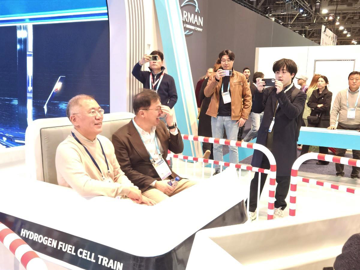 SK Executive Vice Chairman and SK On CEO Chey Jae-won (right) speaks with Hyundai Motor Group Executive Chair Chung Euisun at SK Group's dedicated space at the CES 2024 in Las Vegas on Tuesday. (Yonhap)
