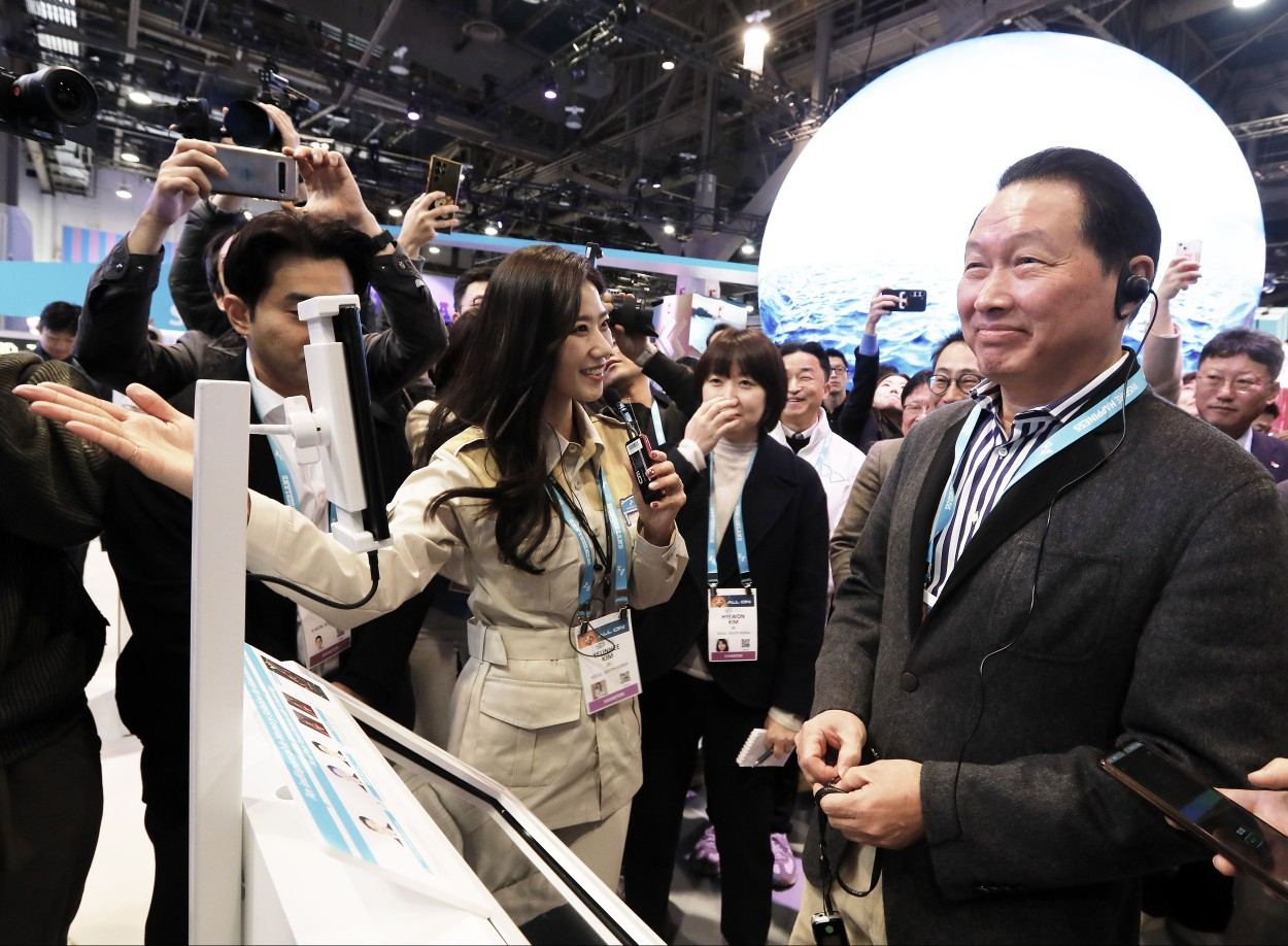 SK Group Chairman Chey Tae-won looks around the LG Electronics exhibition booth at the CES 2024 in Las Vegas on Tuesday. (Yonhap)