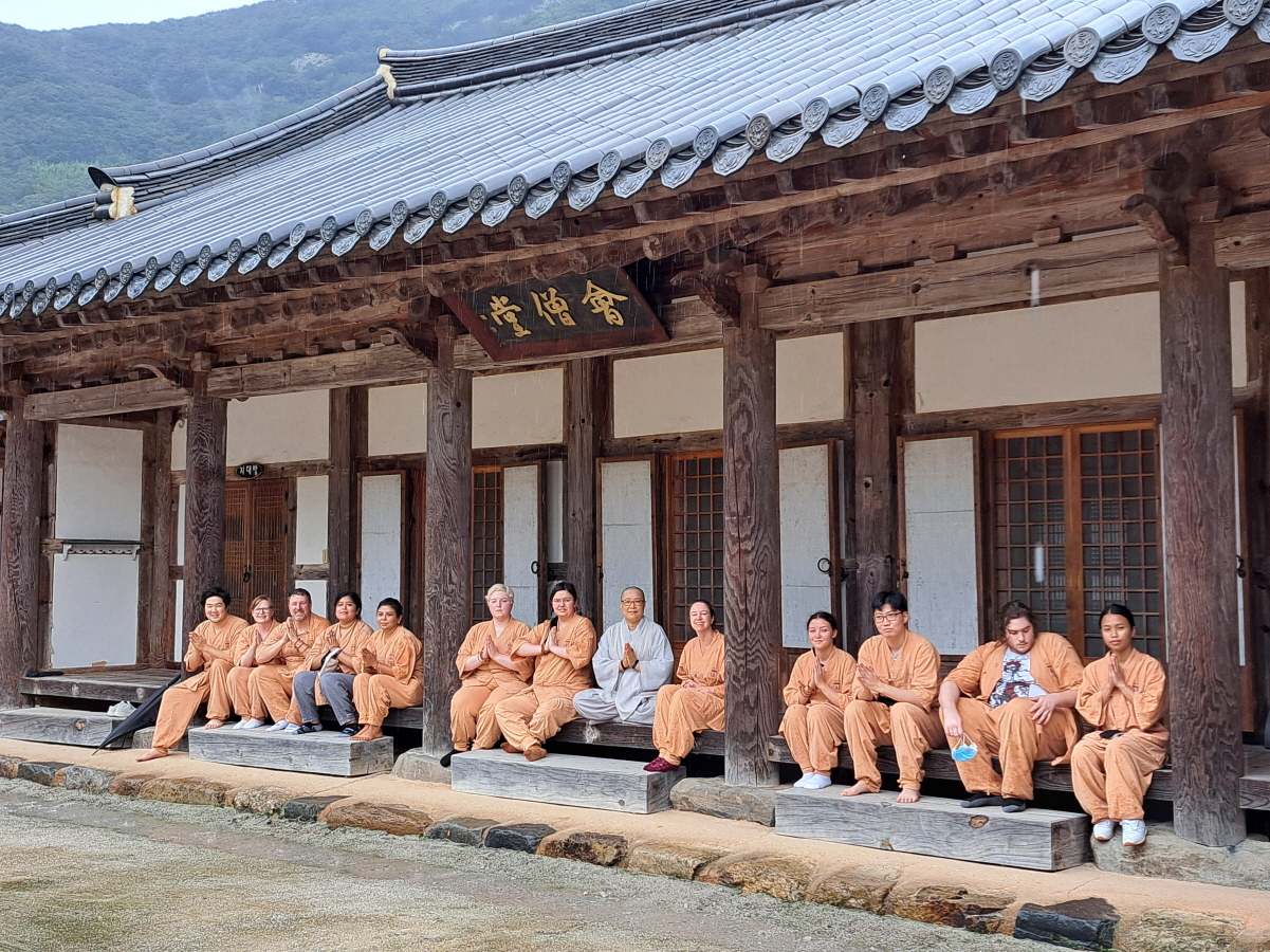 Participants at the Naesosa templestay program pose for a photo. (Naesosa)