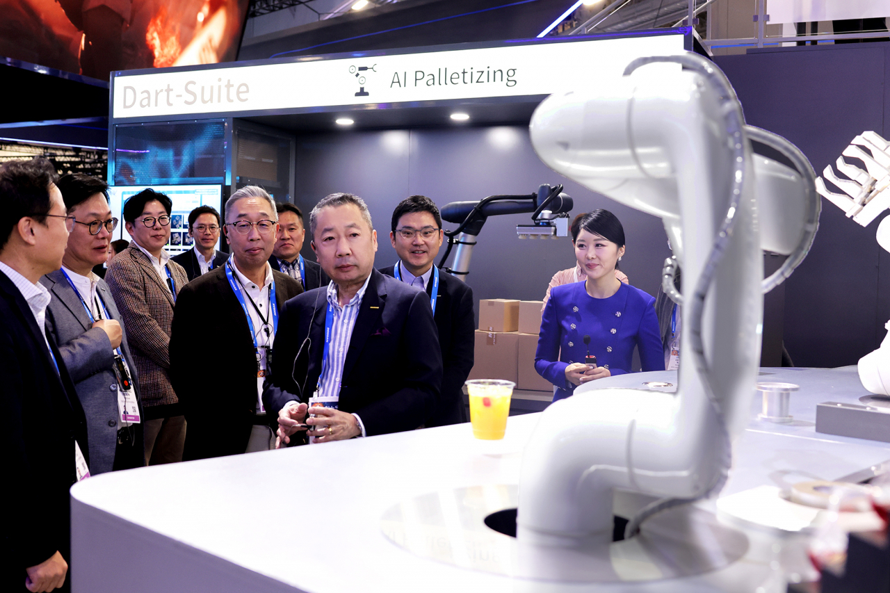 Doosan Group Chairman Park Jeong-won (third from right) looks around Doosan’s exhibition at CES 2024 in Las Vegas on Wednesday. (Doosan Group)