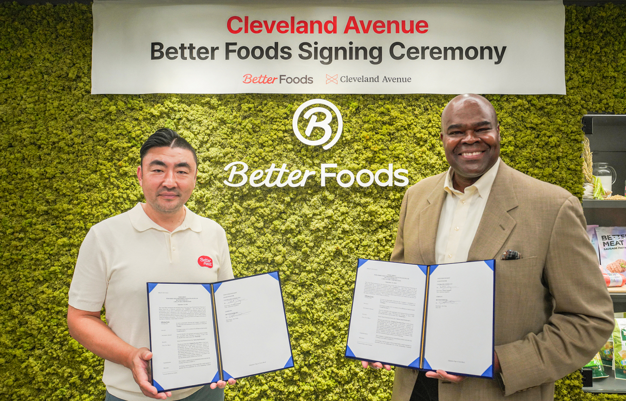 Better Foods and Shinsegae Food CEO Song Hyun-suk (left) and Cleveland Avenue Founder and CEO Don Thompson pose for a photo after signing an investment agreement at the head office of the Shinsegae company in Seoul. (Shinsegae Food)