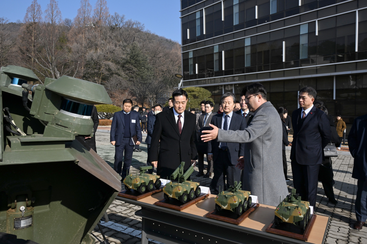 Defense Minister Shin Won-sik (left in the front row) is briefed on weapons systems under development at the Agency for Defense Development in Daejeon, 139 kilometers south of Seoul, on Friday. (Defense Ministry)