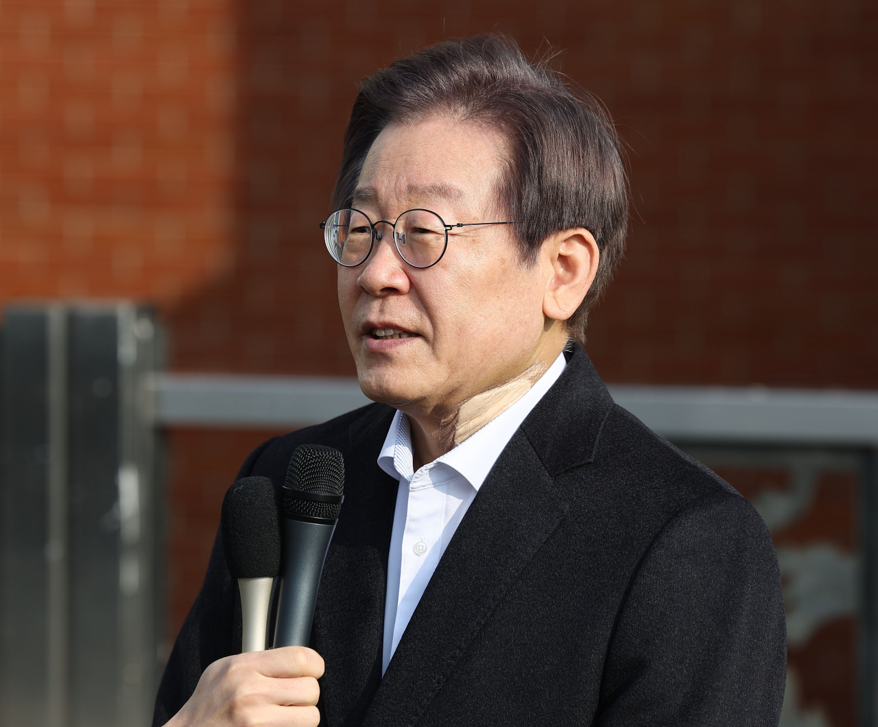 Rep. Lee Jae-myung, the leader of the main opposition Democratic Party, speaks to reporters in front of Seoul National University Hospital on Wednesday, eight days after he underwent surgery on a knife wound sustained in an attack. (Yonhap)