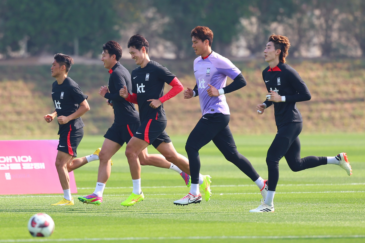 From left: Lee Soon-min, Son Heung-min, Park Yong-woo, Song Bum-keun and Jo Hyeon-woo of the South Korean men's national football team train at Al Egla Training Site in Doha on Jan. 11, in preparation for the Asian Football Confederation Asian Cup. (Yonhap)