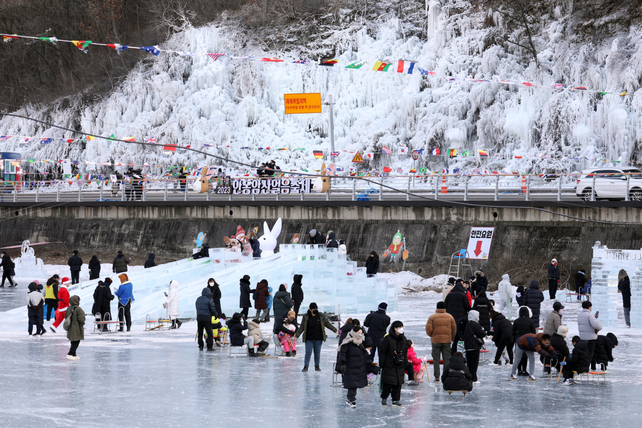Holidaymakers enjoy the Amsan Ice Festival in 2023. (Korea Foundation for Cultures and Ethics)