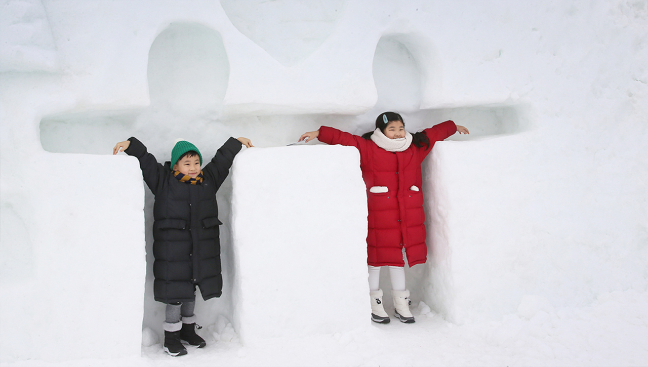 Tourists pose for photos at a snow-themed exhibition as part of the Daegwallyeong Snow Festival in Pyeongchang, Gangwon Province. (Daegwallyeong Snow Festival)