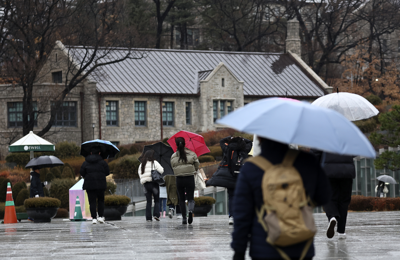 Students walk along a pedestrian road inside a campus of Ewha Woman's University in Seoul on Dec. 15. (Yonhap)