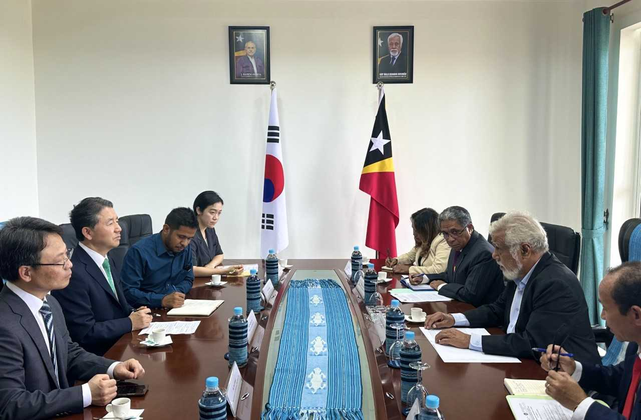 Government officials of South Korea and the Democratic Republic of Timor-Leste hold a meeting to discuss forest partnership projects in the Southeast Asian country's Manatuto Municipality on Thursday, with Korea Forest Service Minister Nam Sung-hyun and Timor-Leste Prime Minister Xanana Gusmao in attendance. (Korea Forest Service)