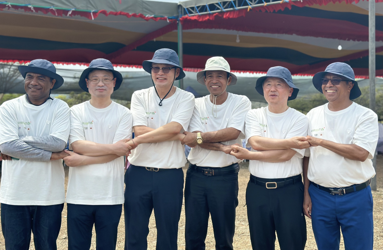 Korea Forest Service Minister Nam Sung-hyun (second from right) poses for a photo with local officials after a sandalwood tree planting campaign in Manatuto Municipality, the Democratic Republic of Timor-Leste, Friday. (Korea Forest Service)