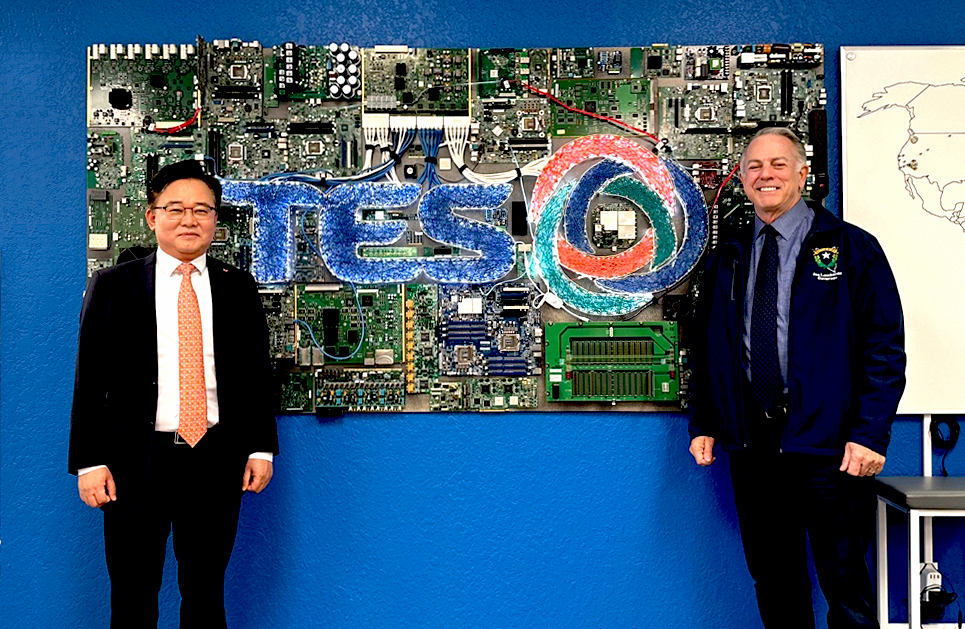 SK Ecoplant CEO Park Kyung-il (left) and Governor of Nevada Joe Lombardo pose for a photo at the company’s electronics waste recycling subsidiary TES plant in Las Vegas, Sunday. (SK Ecoplant)