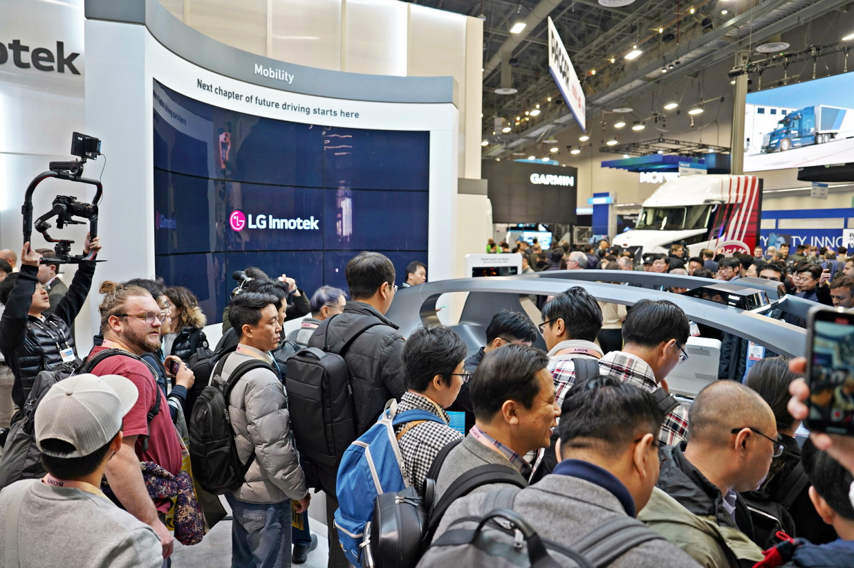 LG Innotek's exhibition booth at the CES 2024 is packed with visitors. (LG Innotek)