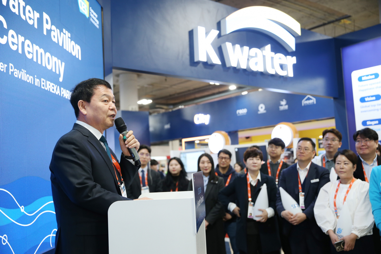 Korea Water Resources CEO Yun Seog-dae delievers a speech at the agency's exhibition booth during the CES 2024 tech show in Las Vegas last week. (Korea Water Resources Corporation)