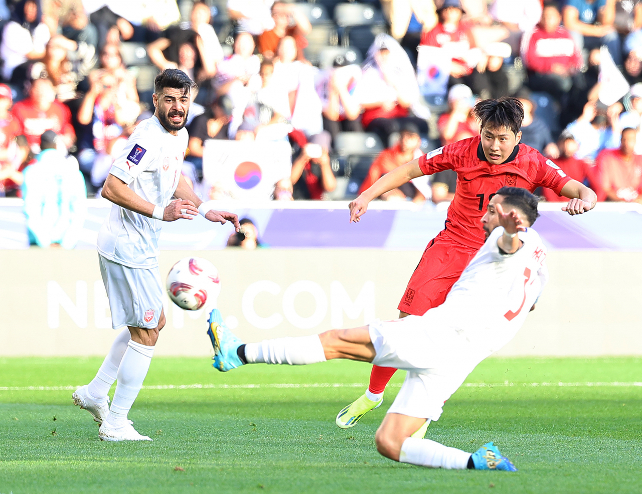 Midfielder Lee Kang-in scores a goal for South Korea against Bahrain in the first match of the Asian Football Confederation Asian Cup in Qatar on Monday. (Yonhap)