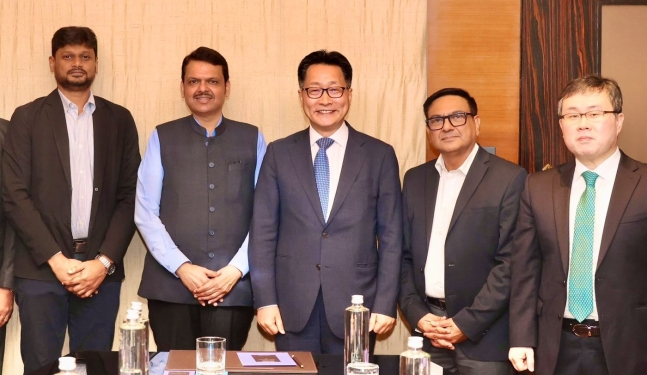 Hyundai Motor India CEO Kim Un-soo (center), Devendra Fadnavis (second from left), India's deputy chief minister of Maharashtra, and other government officials and company executives pose for a photo after a business meeting on Saturday in Maharashtra, India. (Devendra Fadnavis’ X)