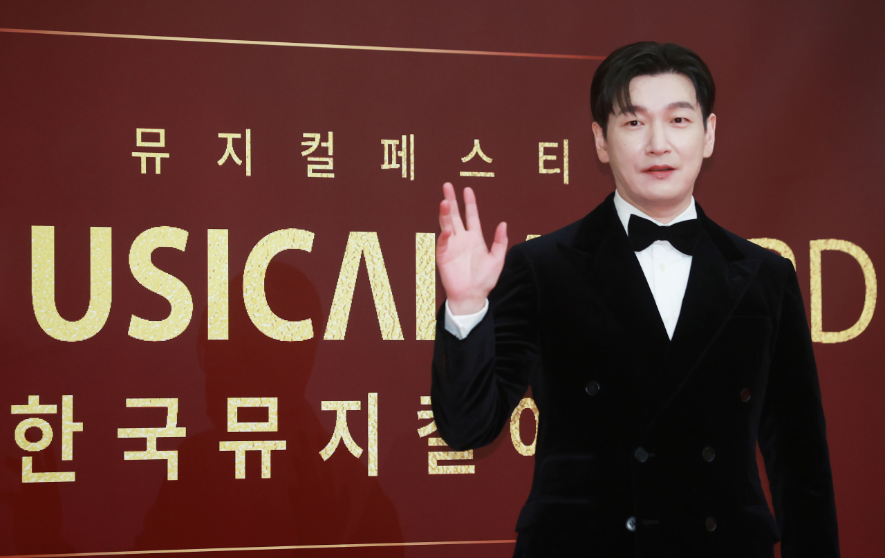 Cho Seung-woo, the winner of the award for best lead actor, poses for photos as he attends the 8th Korea Musical Awards at Kyung Hee University Grand Peace Palace on Monday. (Yonhap)