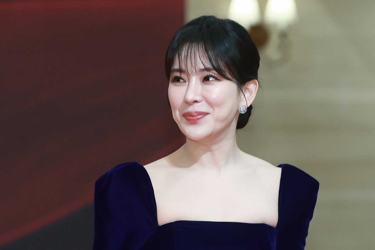 Jeong Sun-ah, winner of the award for best lead actress, smiles at the Korea Musical Awards held at Kyung Hee University Grand Peace Palace on Monday. (Yonhap)
