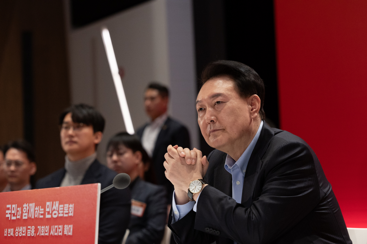 President Yoon Suk Yeol (right) attends a public debate touching upon the matter of the people's livelihoods, which marked the fourth of its kinda, at the Korea Exchange office in Seoul on Wednesday. (Yonhap)