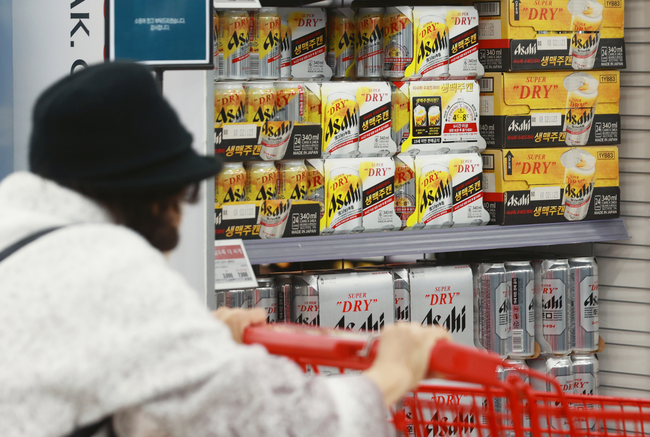 Cans of Japanese beer are displayed at a supermarket in Seoul, Wednesday. (Yonhap)