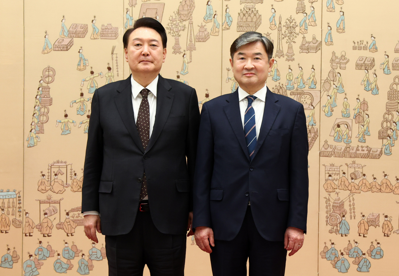 Cho Tae-yong (right) stands next to President Yoon Suk Yeol on Tuesday as they pose for photograph after the National Assembly approved his appointment as the director of the South Korean spy agency. (Yonhap)