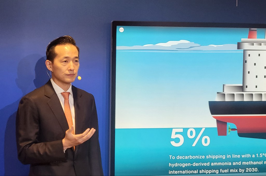 Hanwha Group Vice Chairman Kim Dong-kwan speaks about the group's plans to build a zero-emission gas carrier during the annual meeting of the 2024 World Economic Forum held in Switzerland, Wednesday. (Yonhap)