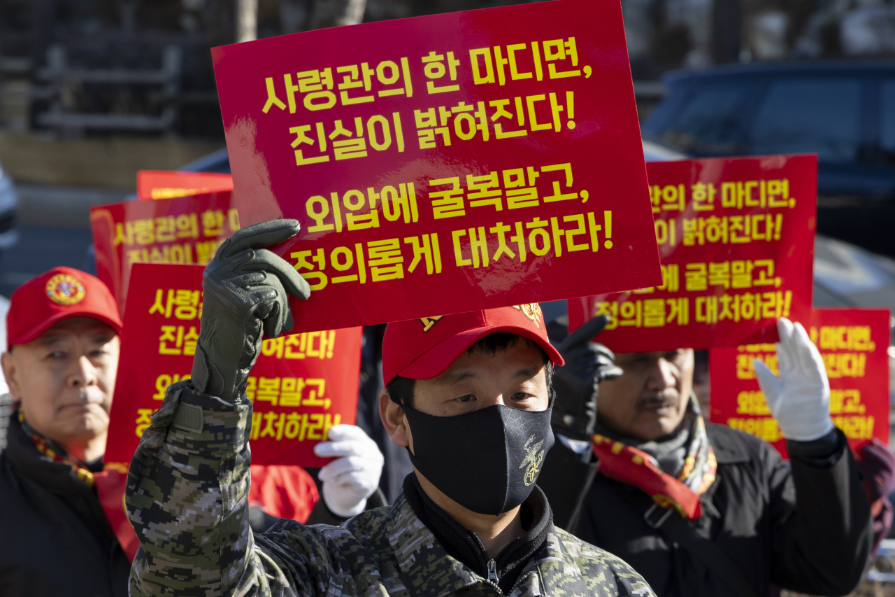 Marine reserves demand Marine Corps chief, Kim Kye-hwan, reveal the truth behind an influence-peddling case during a rally held in front of Militopia Hotel in Seongnam, south of Seoul, on Tuesday. (Yonhap)